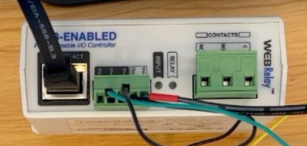 The monitor during the second run, with the sense wire pulled: the input light stays dark.