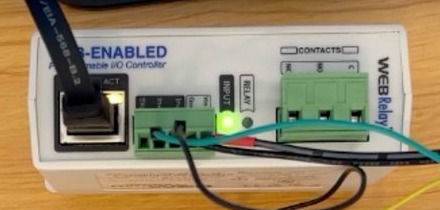 The monitor during the first run: the green input light is on, because the fan circuit closed.